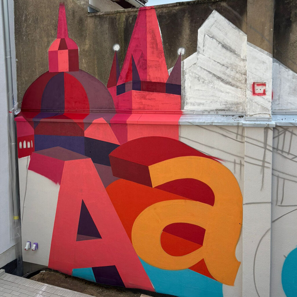 Erste farbige Buchstaben im Aachener Innenhof