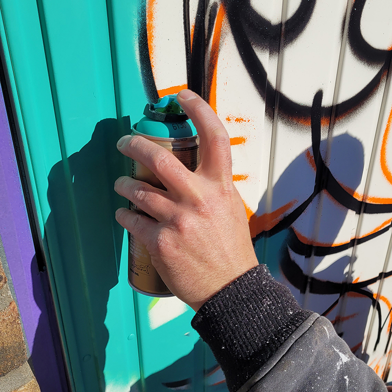 Graffiti Konturen auf Garagentor nachzeichnen