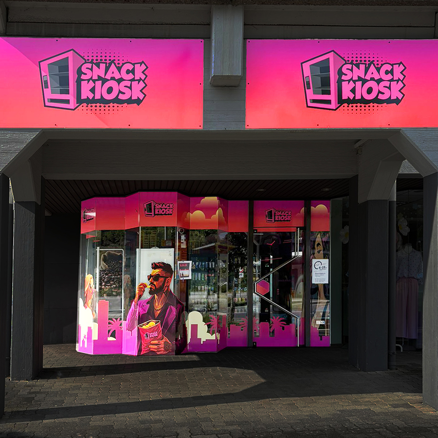 Werbetechnik Snackkiosk Fensterfolierung und Schilder am Eingang