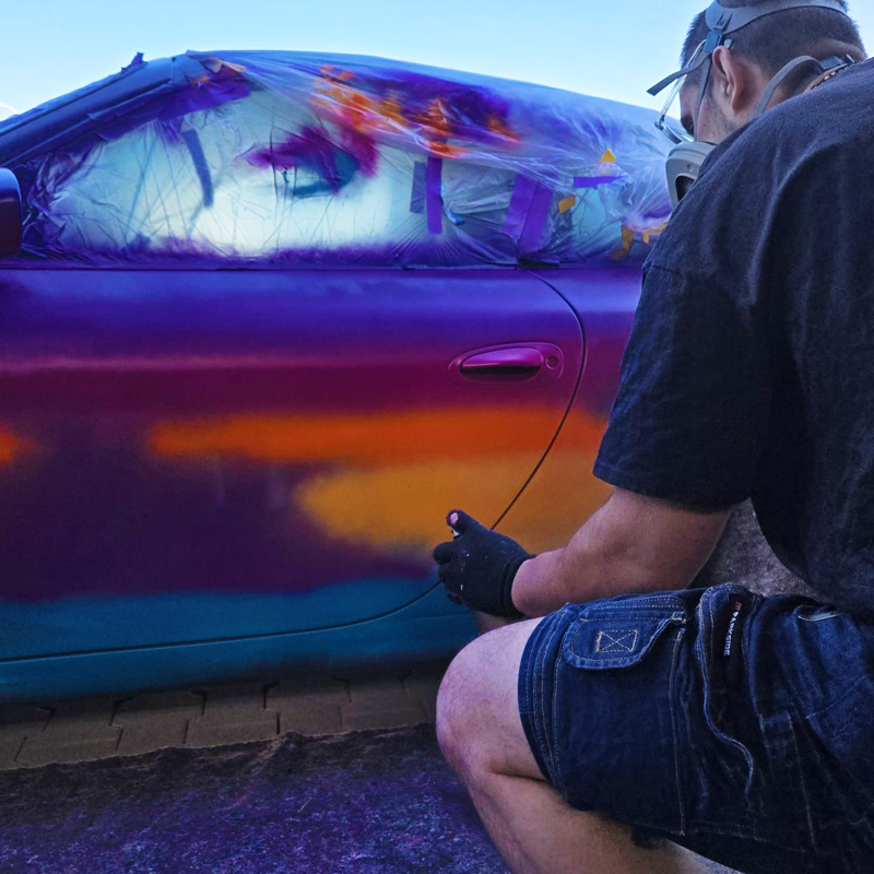 Die ersten Farbschichten werden auf dem Porsche aufgetragen