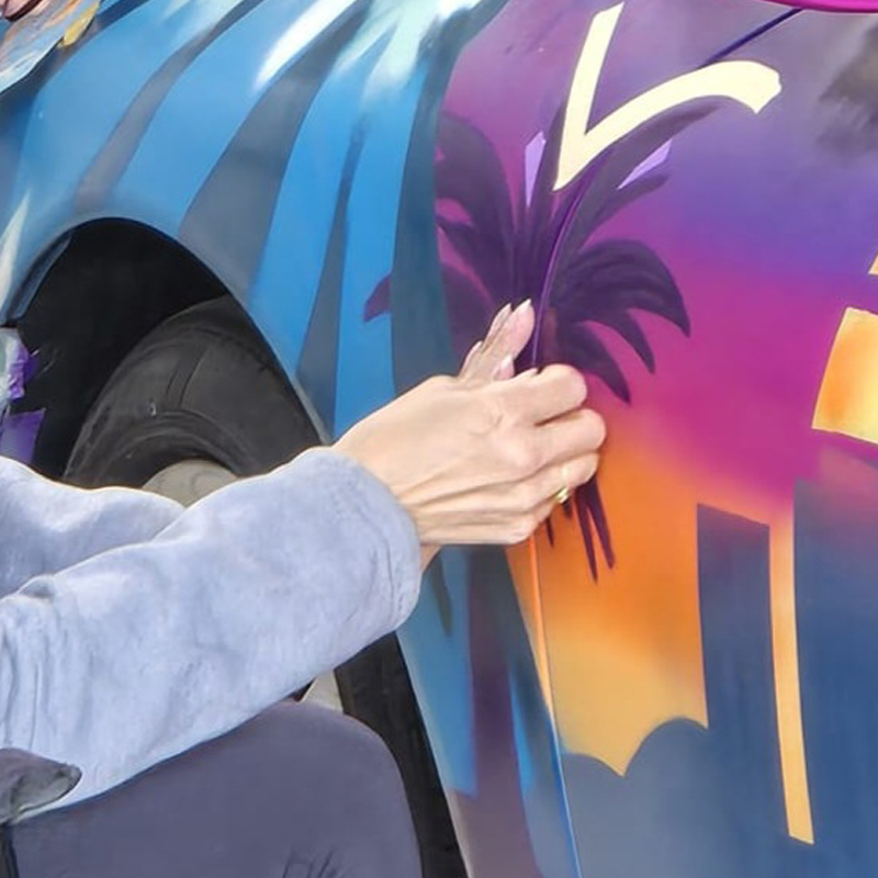 Detailarbeiten am Porsche - abkleben der Details