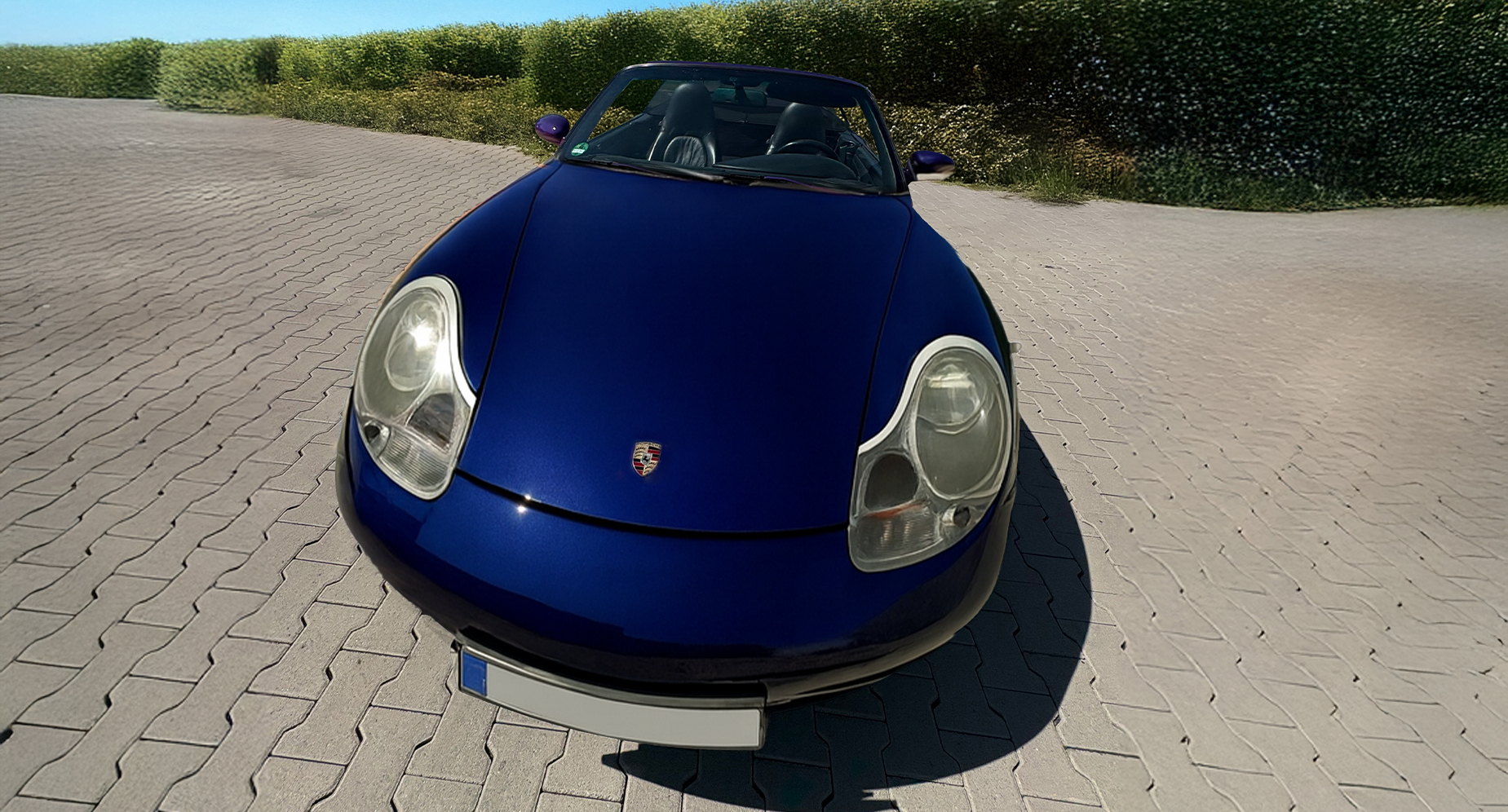 Der blaue Porsche vor dem neuen Entwurf von vorne.