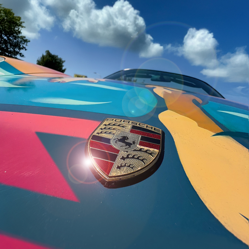 Porsche Logo auf Wagen mit Graffiti